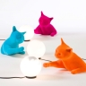 Beispielabbildung Katze Samt Orange, Fuchsia und Himmelblau (mit Kugel-Tischlampe aus der gleichen Serie)